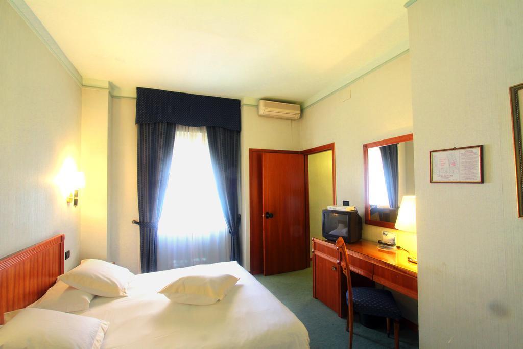 Hotel De Paris Терни Екстериор снимка