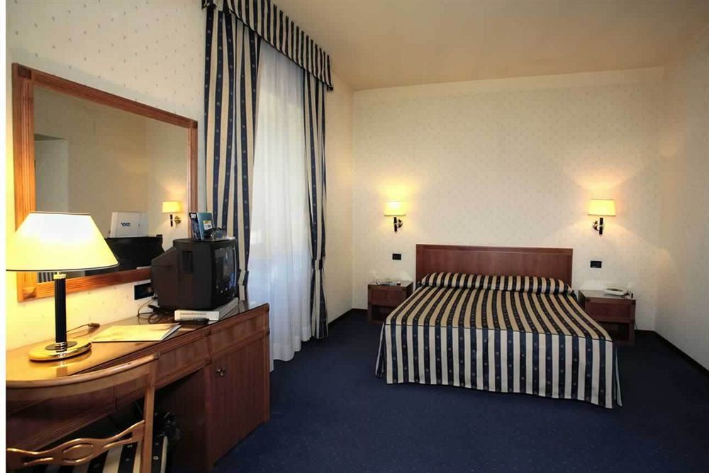 Hotel De Paris Терни Екстериор снимка