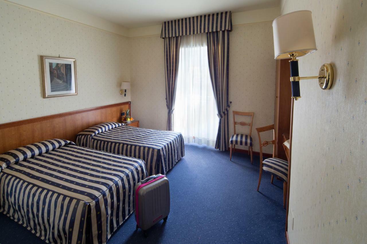 Hotel De Paris Терни Екстериор снимка