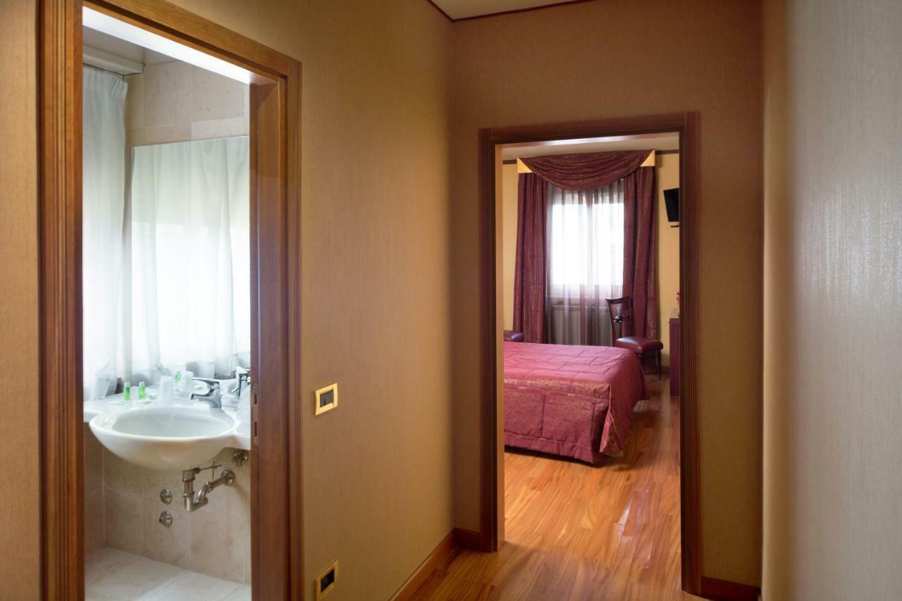 Hotel De Paris Терни Екстериор снимка